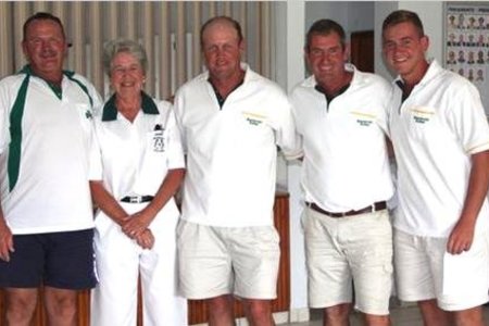 Vlnr: Dolf Scheepers en Annie Smit (verteenwoordigers van die borg), Josua Joubert, Koos Wentzel en JD Wentzel